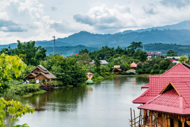 瑞丽市边境两国村寨建筑景观