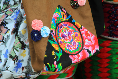 彝族绣花工艺单肩女式挎包日用品