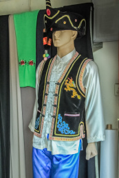 彝族男式民族盛装刺绣工艺装饰品