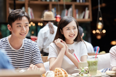 青年男女在咖啡馆