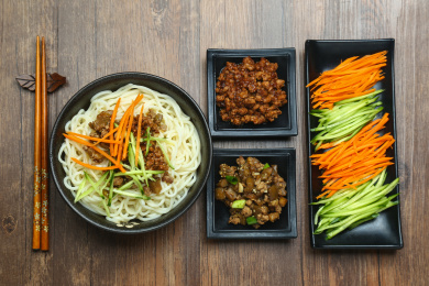 打卤面，手擀面，放在木桌上