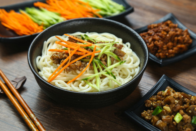 打卤面，手擀面，放在木桌上