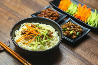 打卤面，手擀面，放在木桌上