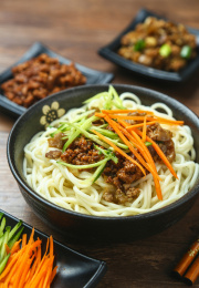 打卤面，手擀面，放在木桌上