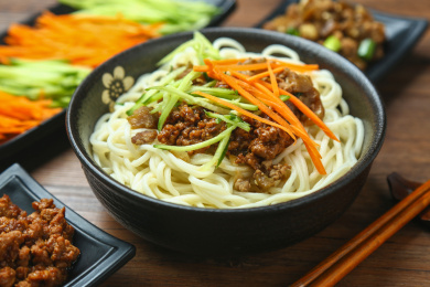 打卤面，手擀面，放在木桌上