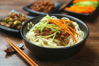 打卤面，手擀面，放在木桌上