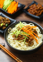 打卤面，手擀面，放在木桌上