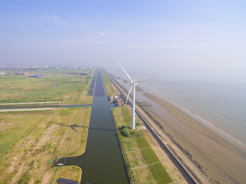 中国南通沿海的风力发电场，大面积的风力发电机