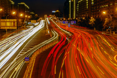 杭州延安路的车流与城市建筑夜景
