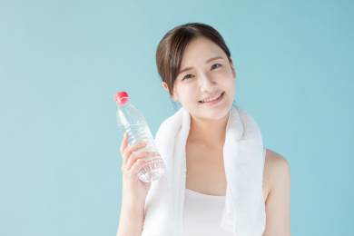 拿着矿泉水瓶的女生