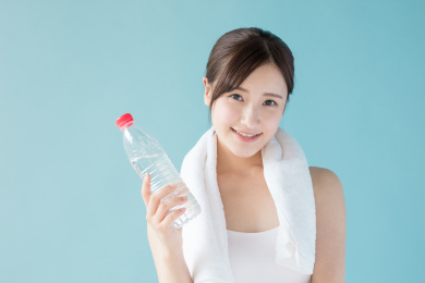 拿着矿泉水瓶的女生