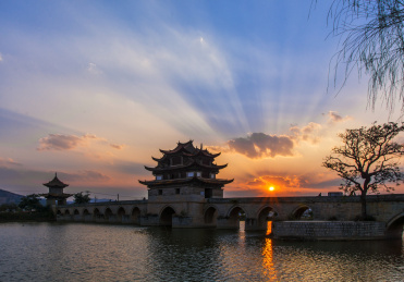 云南建水双龙桥日落