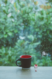 雨天窗台水珠黑红色咖啡杯