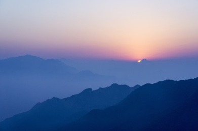 山顶的日出时分