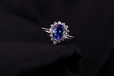 晶亮的蓝宝石坦桑石戒指在一个纯黑色的背景里