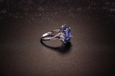 晶亮的蓝宝石坦桑石戒指在一个纯黑色的背景里
