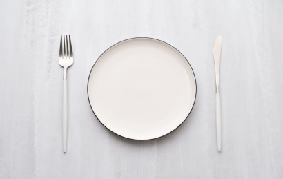 白色的餐具放在白色的桌面上