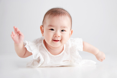 可爱的亚洲婴儿趴在白色背景里