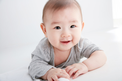可爱的亚洲婴儿趴在白色背景里