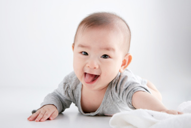 可爱的亚洲婴儿趴在白色背景里