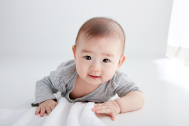 可爱的亚洲婴儿趴在白色背景里
