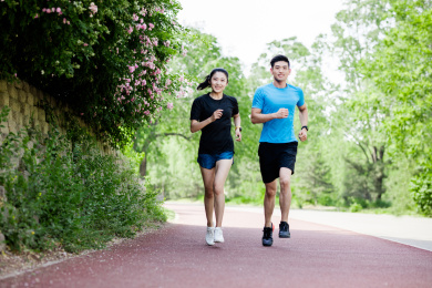 年轻男女在跑步