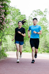年轻男女在跑步