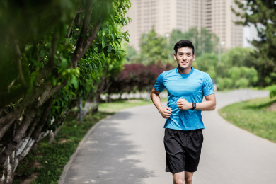 年轻男性在公园跑步