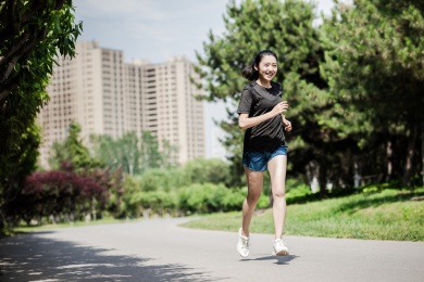 年轻女性在公园跑步