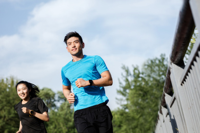 年轻男女在公园跑步