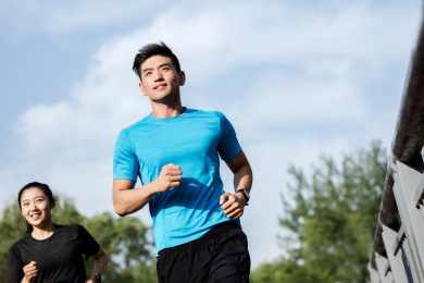 年轻男女在公园跑步