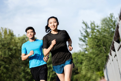 年轻男女在公园跑步