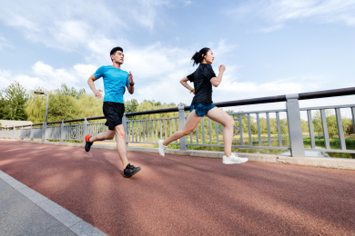 年轻男女在公园跑步