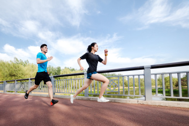 年轻男女在公园跑步