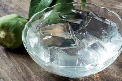 旧木板上的冰凉粉和凉粉果/中国美味小吃制作