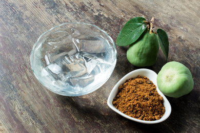 旧木板上的冰凉粉和凉粉果/中国美味小吃