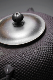 精美的铁壶的细节特写镜头，在黑色的背景里