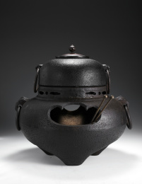 精美的铁壶，在灰色的背景里