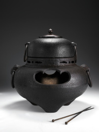 精美的铁壶，在灰色的背景里