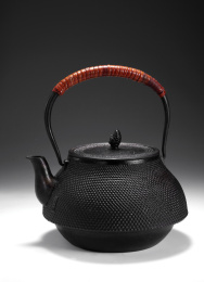 精美的铁壶，在灰色的背景里