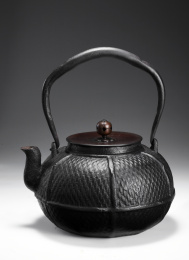 精美的铁壶，在灰色的背景里