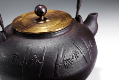 精美的铁壶的细节特写镜头，在黑色的背景里