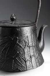 精美的铁壶的细节特写镜头，在黑色的背景里