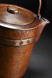 精美的铁壶的细节特写镜头，在黑色的背景里