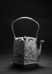 精美的铁壶，在黑色的背景里