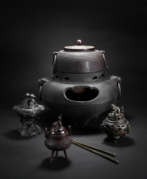 精美的铁壶茶具组合，在黑色的背景里