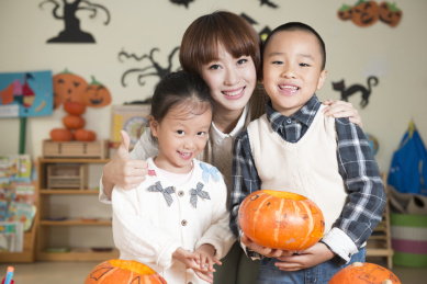 幼儿园的老师和学生雕刻南瓜