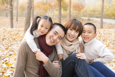 家庭与公园两个孩子