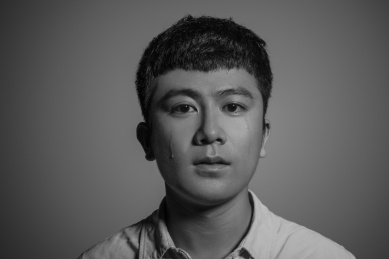 肖像的年轻男人哭