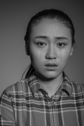 肖像的年轻女子哭